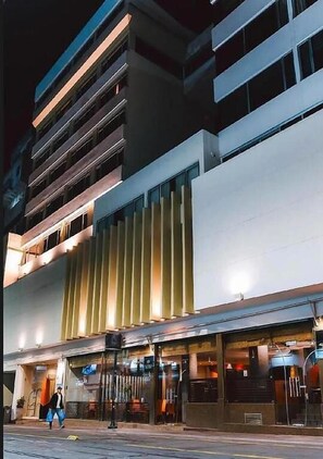 Un hôtel à plusieurs étages doté d’une façade moderne, de grandes fenêtres et d’une entrée au niveau du sol.