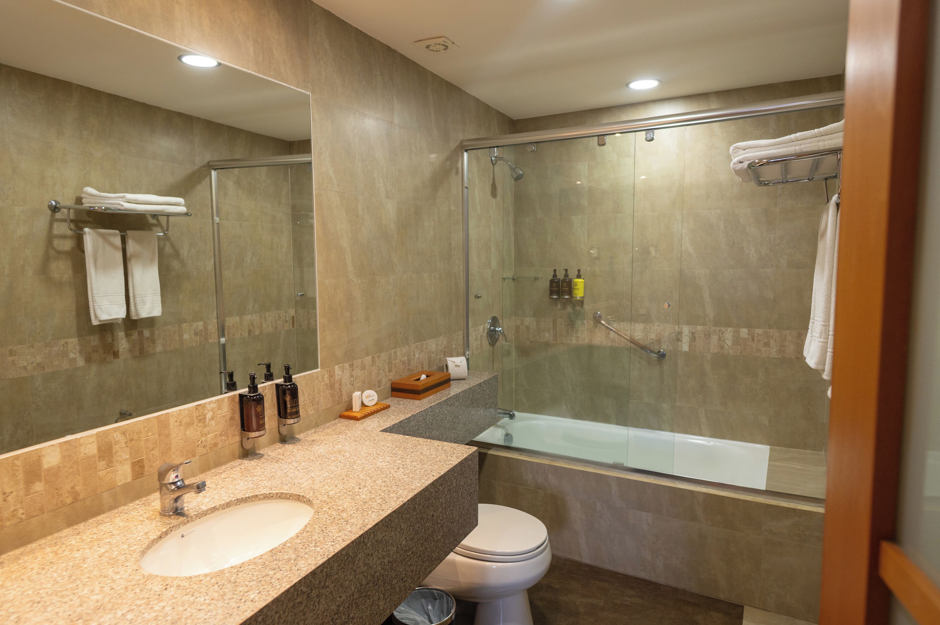 Ein Badezimmer mit Waschbecken, Toilette und Duschkabine.