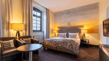 Hypo-allergenic bedding, down comforters, in-room safe, desk