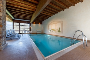 Indoor pool, pool loungers - Top Hotel Jagdschloss Niederwald (Ruedesheim am Rhein)