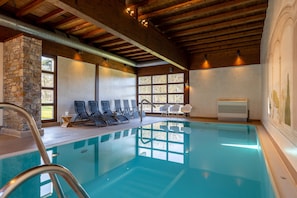 Indoor pool, sun loungers