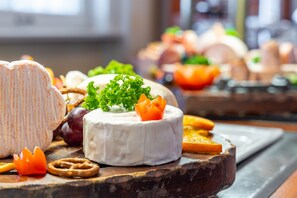 朝食 (ビュッフェ)、毎日提供 (1 名様 12 EUR)