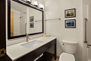 Combined shower/tub, free toiletries, hair dryer, towels - Comfort Inn Lacey - Olympia (Olympia)