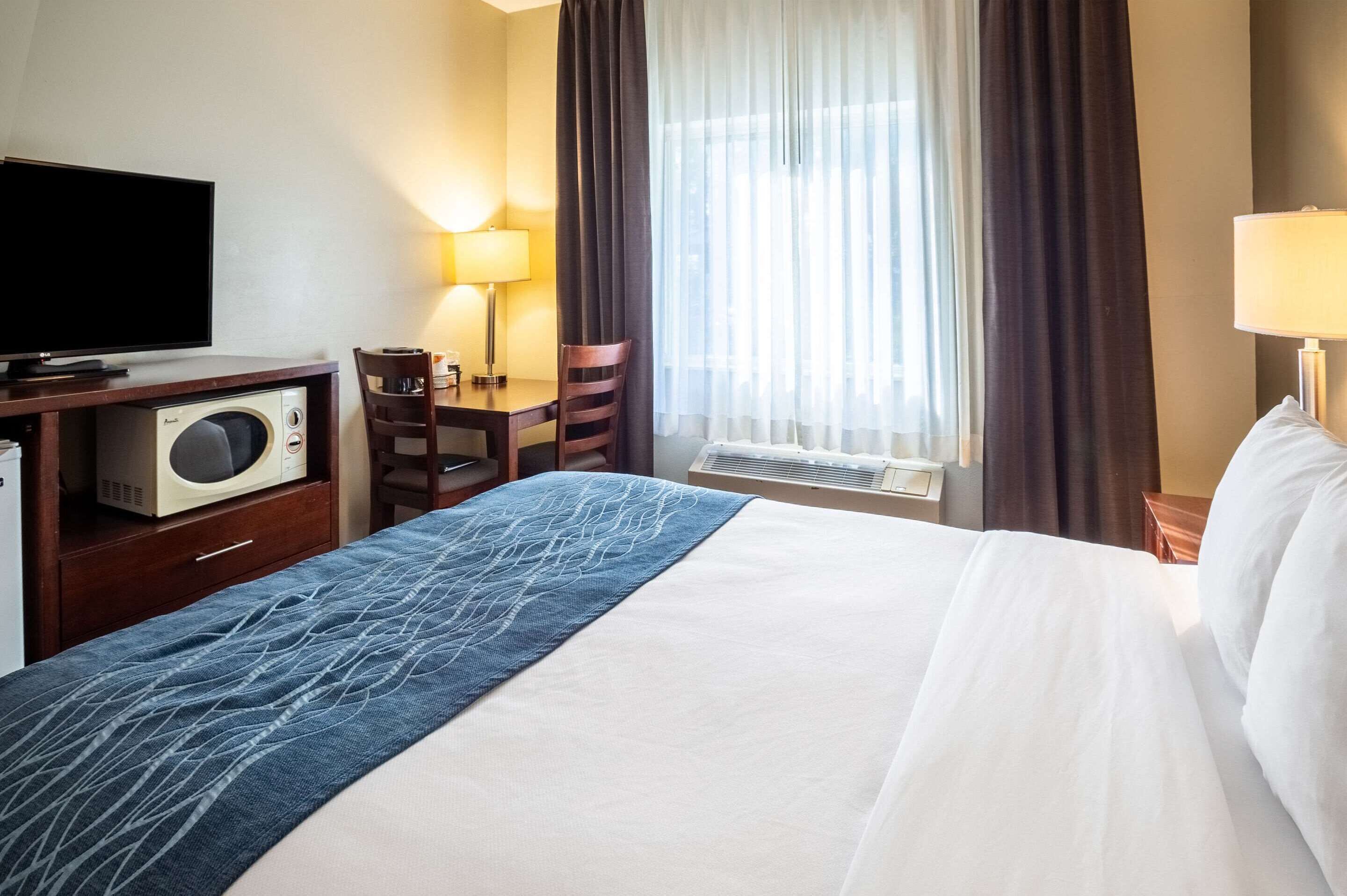 room, 1 queen bed, accessible, non smoking | pillow-top beds, desk, blackout curtains, iron/ironing board