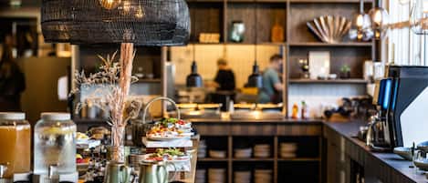 Tägliches Frühstücksbuffet (180 DKK pro Person)