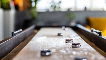 Primer plano de una mesa de shuffleboard con las fichas en el punto de enfoque.