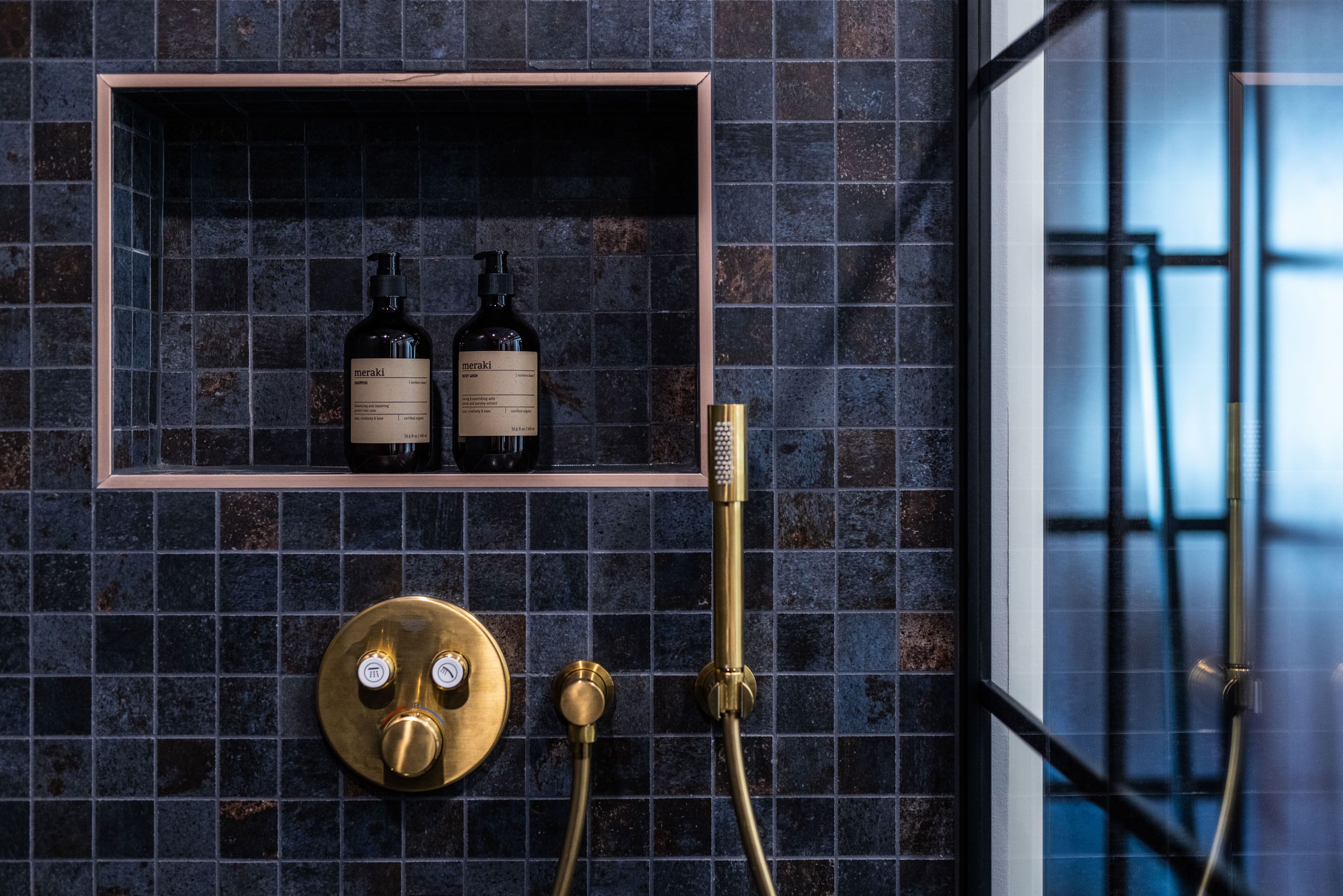 exclusive suite, harbour view | bathroom | free toiletries, hair dryer, towels, soap