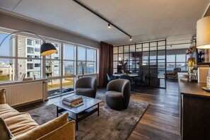 Exclusive-Suite, Hafenblick | Allergikerbettwaren, Schreibtisch, laptopgeeigneter Arbeitsplatz