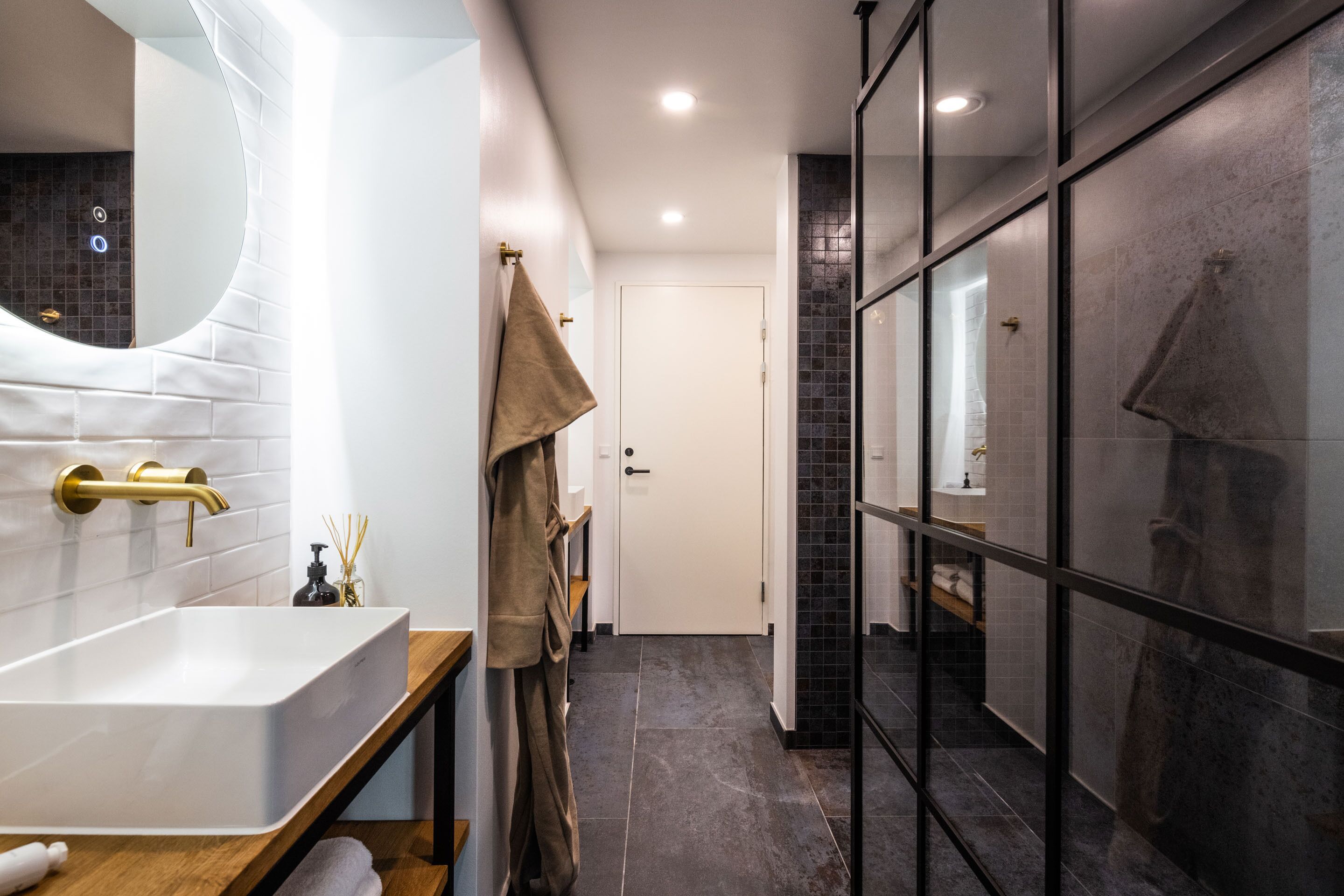 Suite exclusiva, vistas al puerto | Baño | Artículos de higiene personal gratuitos, secador de pelo y toallas