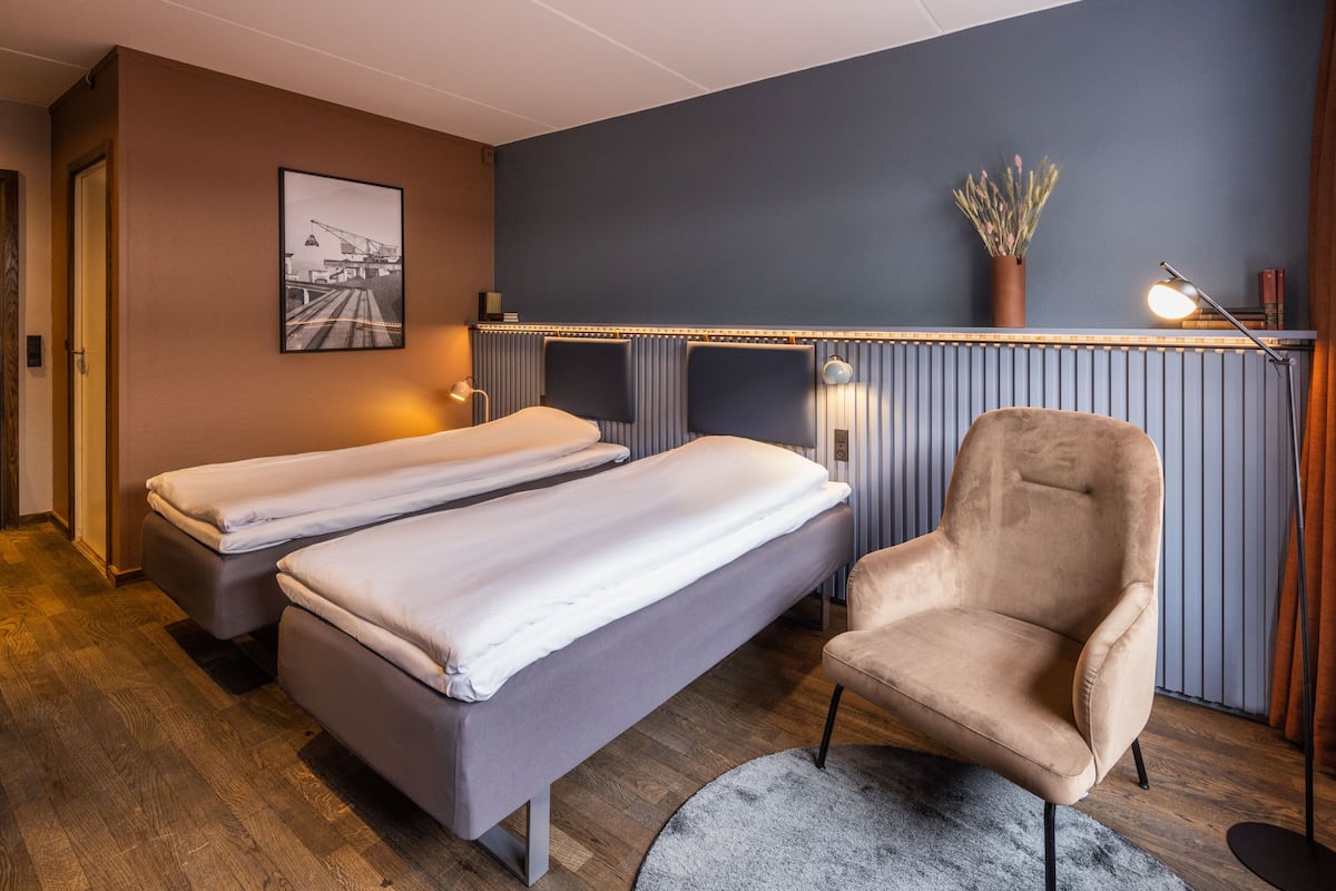 Standard Room, 2 Twin Beds | Hypo-allergenic bedding, desk, laptop workspace, blackout drapes