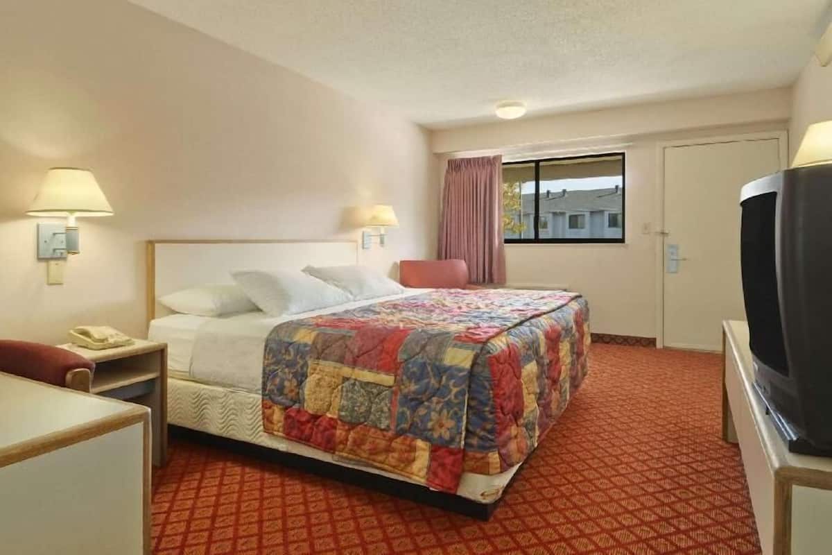 Escritorio, wifi gratis, ropa de cama y despertador