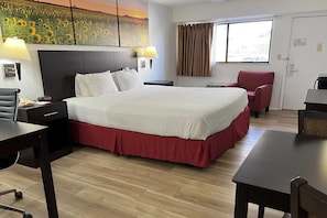 办公桌、免费 WiFi、床单、闹钟