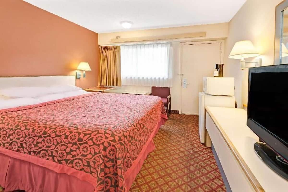 Escritorio, wifi gratis, ropa de cama y despertador