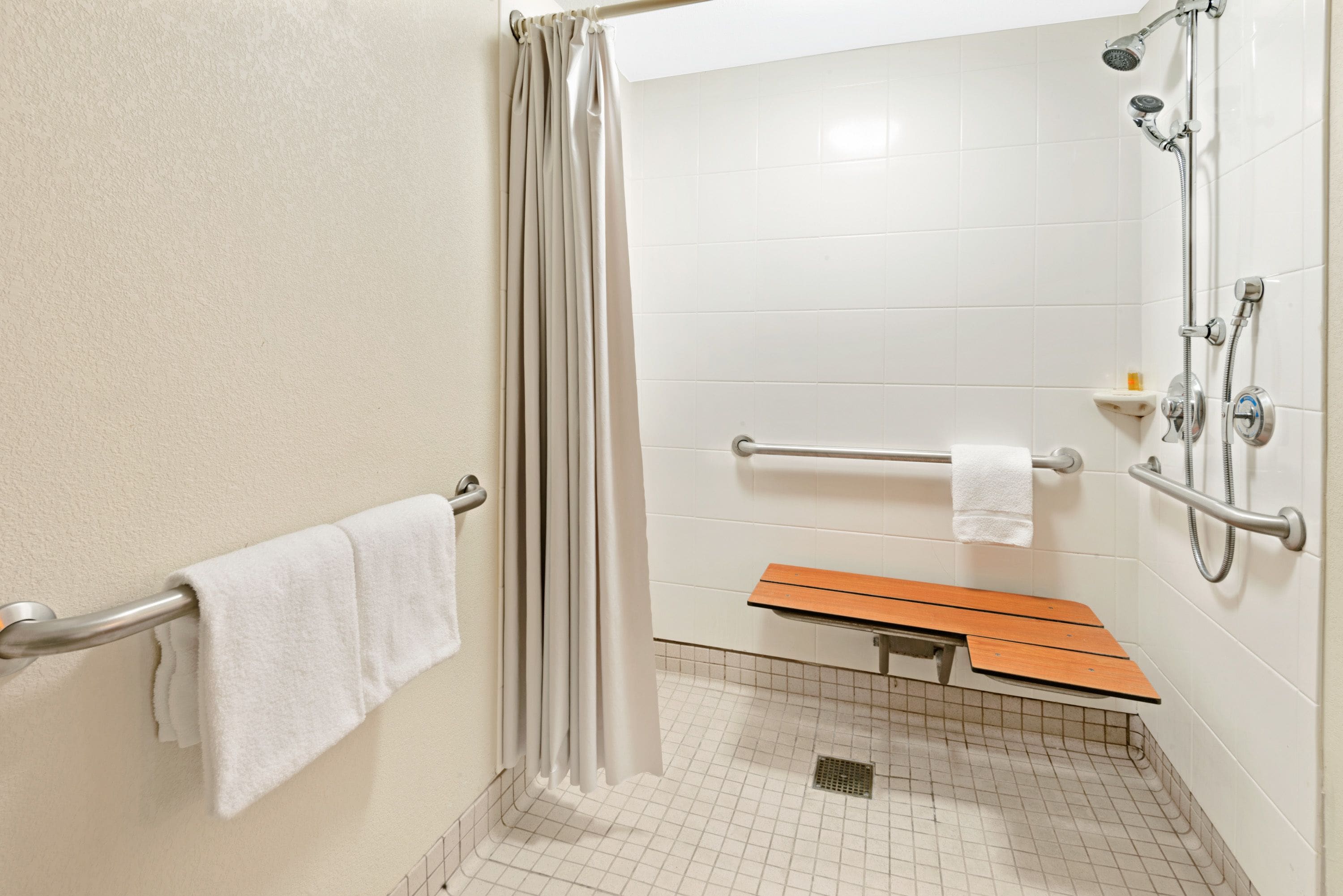 Standard Room, 1 King Bed, Accessible | Desk, free WiFi, bed sheets, alarm clocks