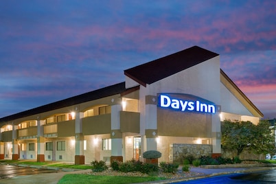 Days Inn by Wyndham Overland Park/Metcalf/Convention Center
