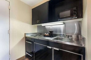 Habitación, 1 cama de matrimonio grande, accesible para personas con discapacidad (Efficiency) | Escritorio, cortinas opacas, tabla de planchar con plancha y wifi gratis