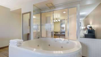 Suite Room with 1 King Bed - Non-Smoking | 책상, 암막 커튼, 다리미/다리미판, 무료 WiFi