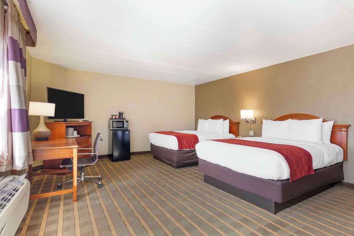 Standard Room with 2 Queen Beds - Non-Smoking | 書桌、遮光窗簾/窗簾、熨斗/熨衫板、免費 Wi-Fi