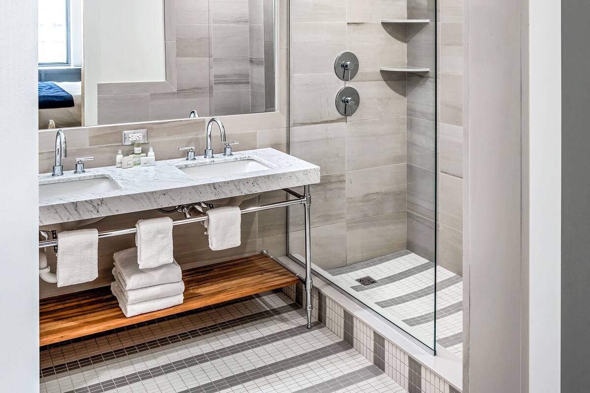 Combined shower/tub, free toiletries, hair dryer, towels