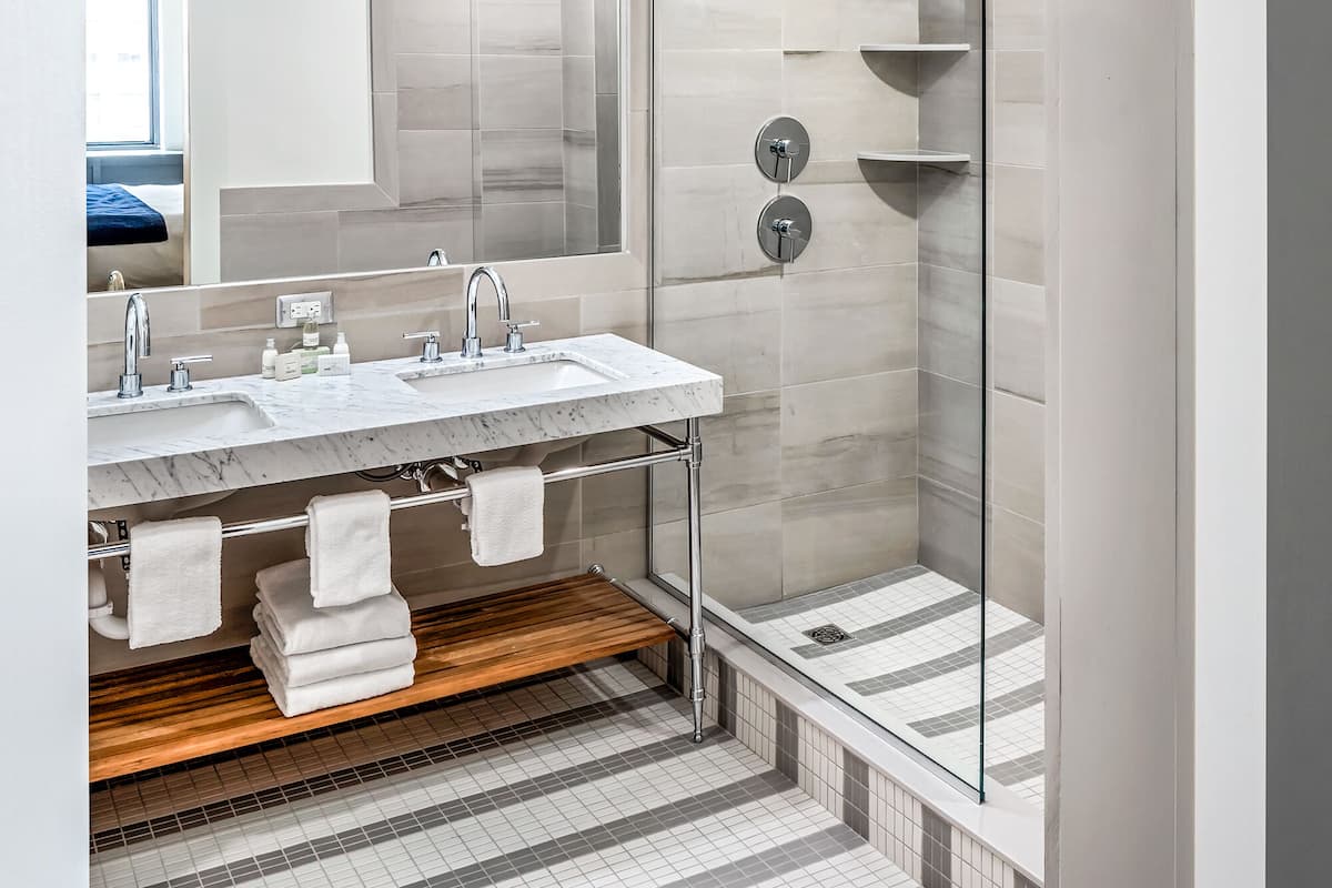 Combined shower/tub, free toiletries, hair dryer, towels