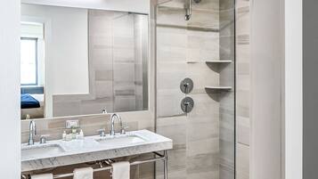 Combined shower/tub, free toiletries, hair dryer, towels