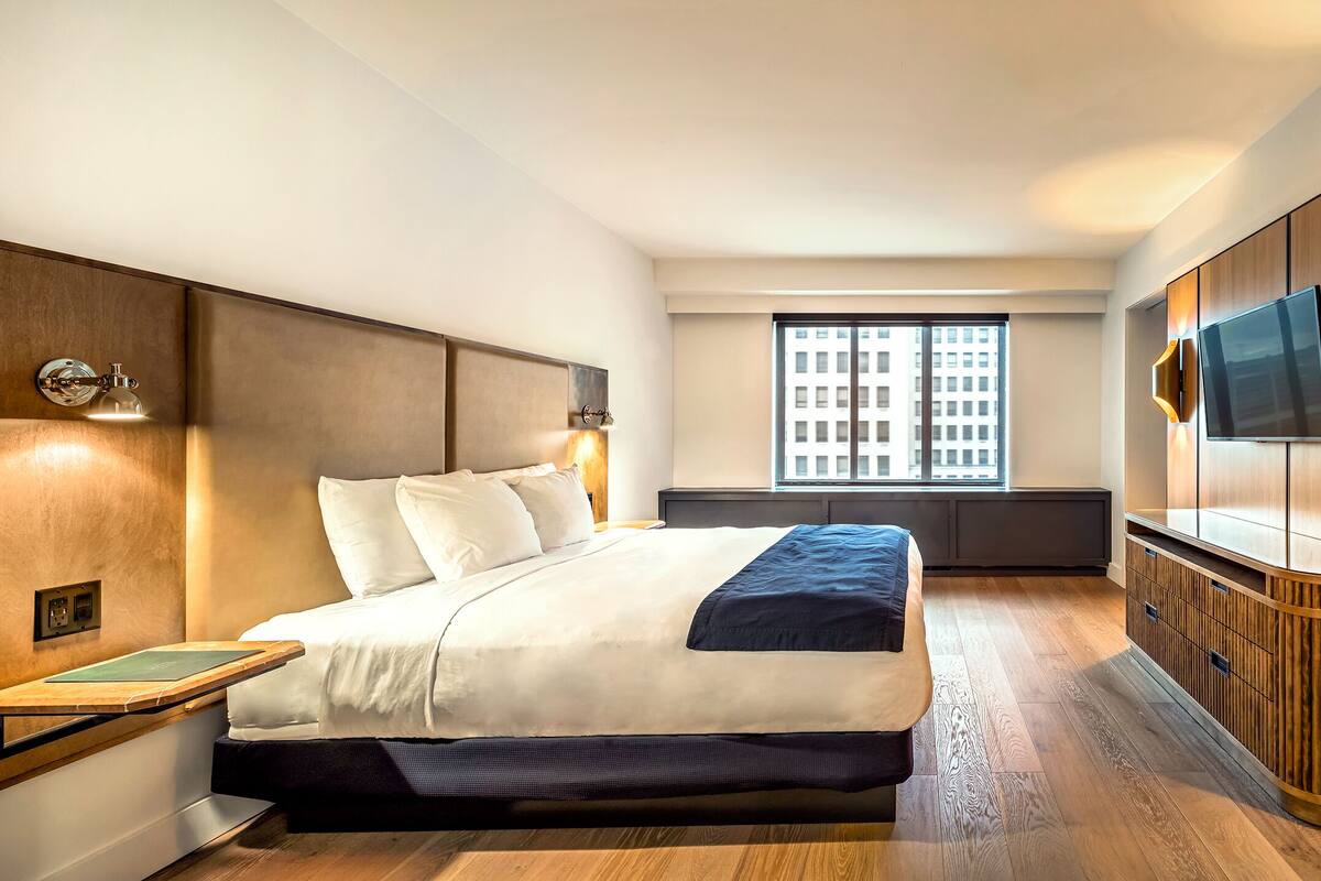 Standard Room, 1 King Bed | Premium bedding, desk, laptop workspace, blackout drapes