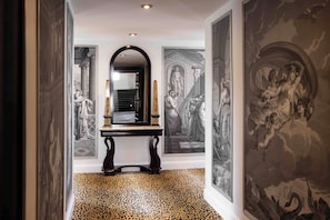 Signature Junior Suite | Egyptian cotton sheets, premium bedding, minibar, in-room safe - Hotel Le Negresco (Nice)