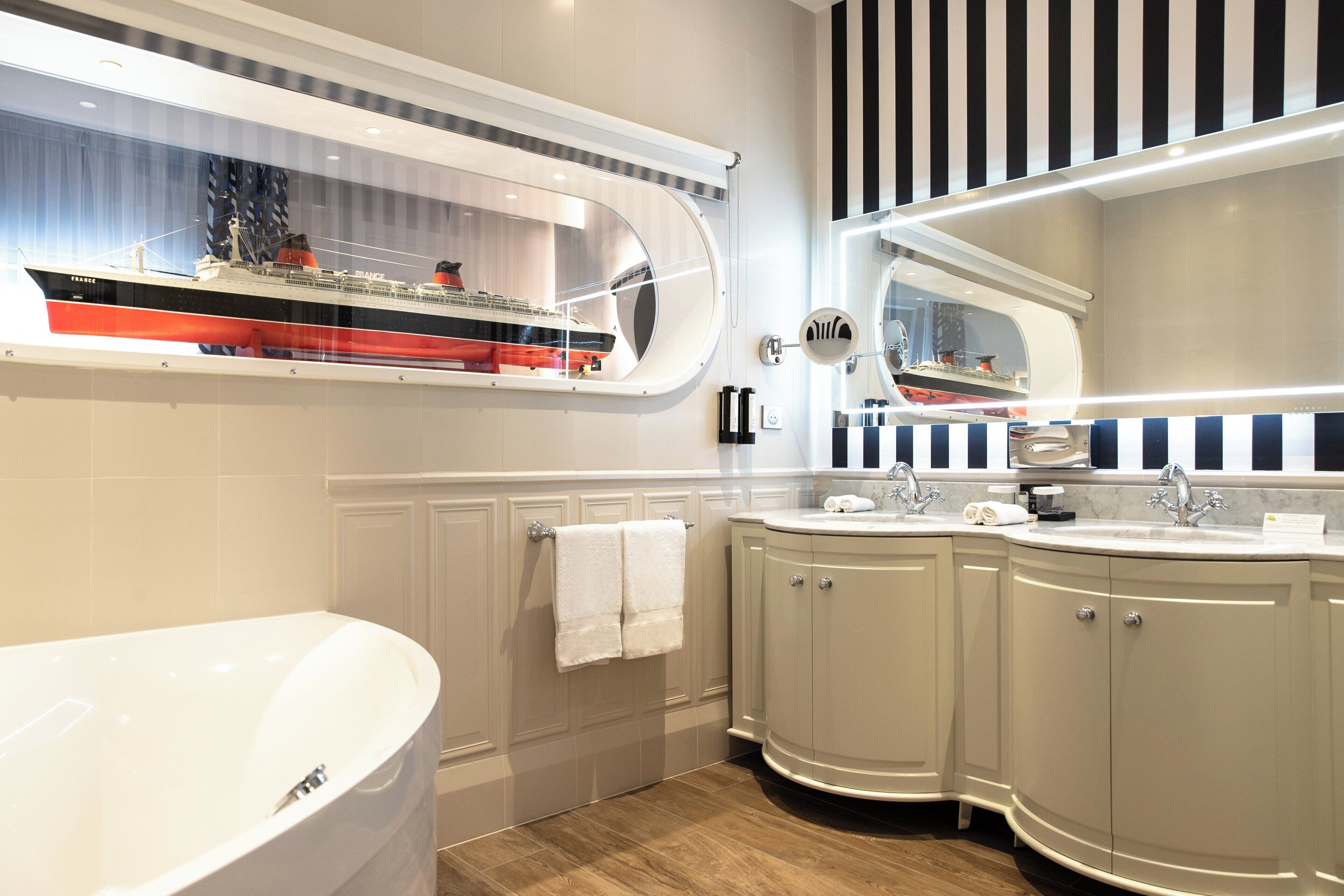 junior suite (luxe) | bathroom | free toiletries, hair dryer, bathrobes, slippers