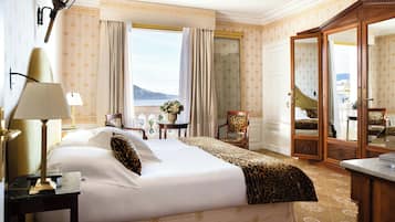 Habitación Deluxe, vista al mar | Sábanas de algodón egipcio, ropa de cama de alta calidad y minibar