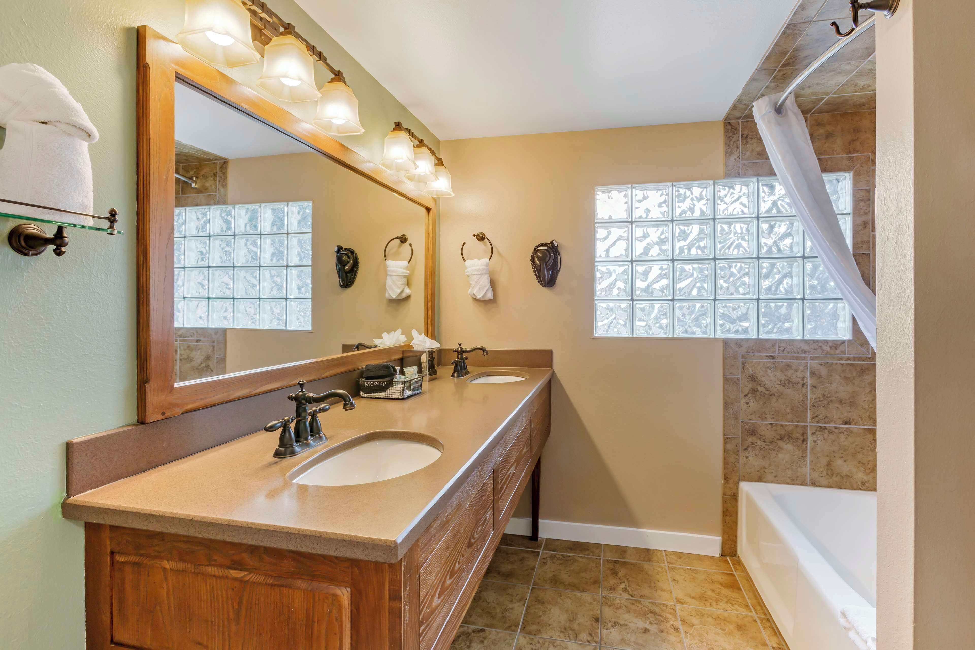 suite, multiple beds, non smoking, kitchen | bathroom | free toiletries, hair dryer, towels, soap