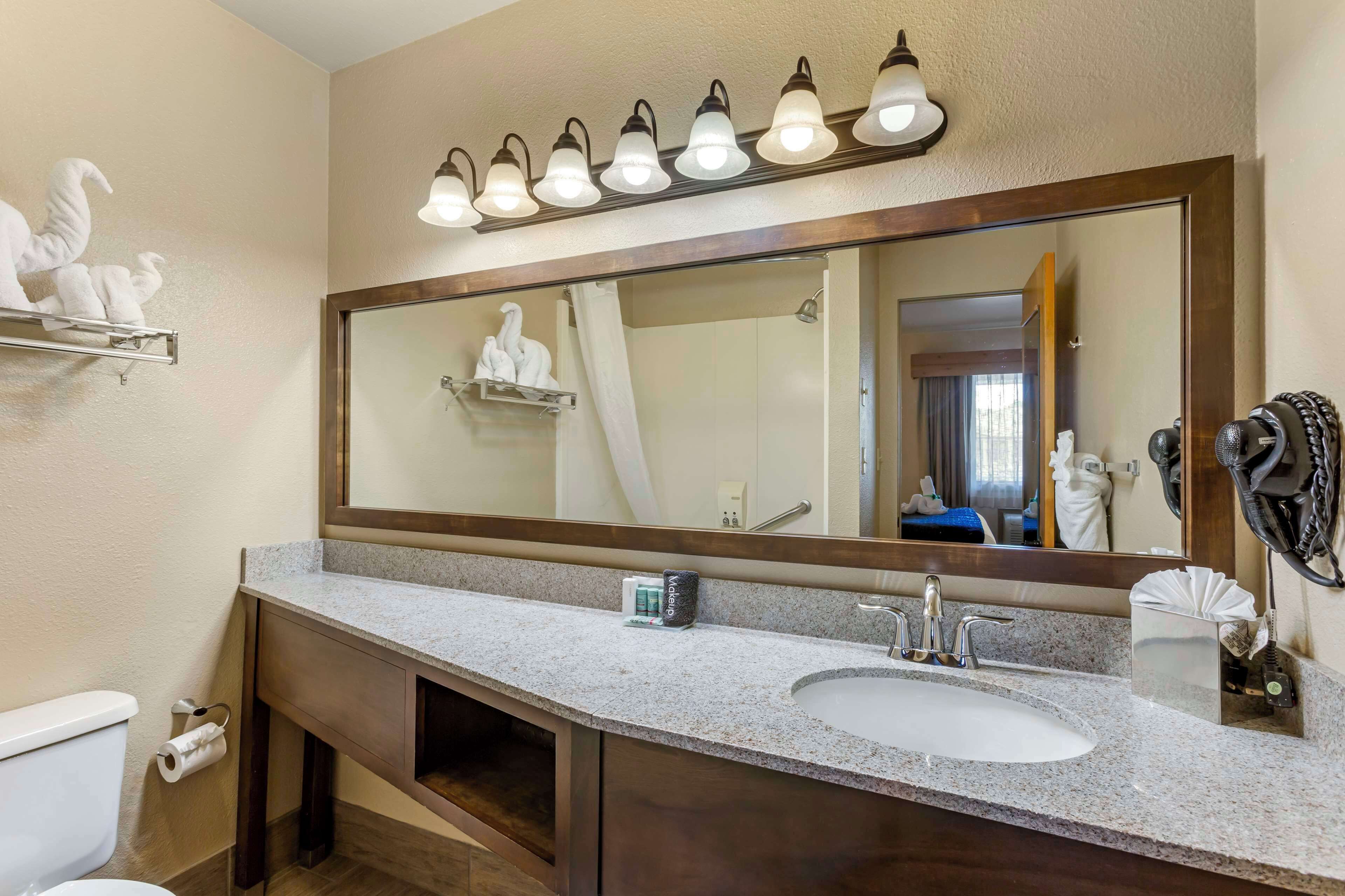 Suite, Multiple Beds, Non Smoking, Refrigerator & Microwave | Bathroom