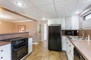 Suite, Multiple Beds, Non Smoking, Kitchen | Private kitchen | Mini-fridge, microwave, coffee/tea maker