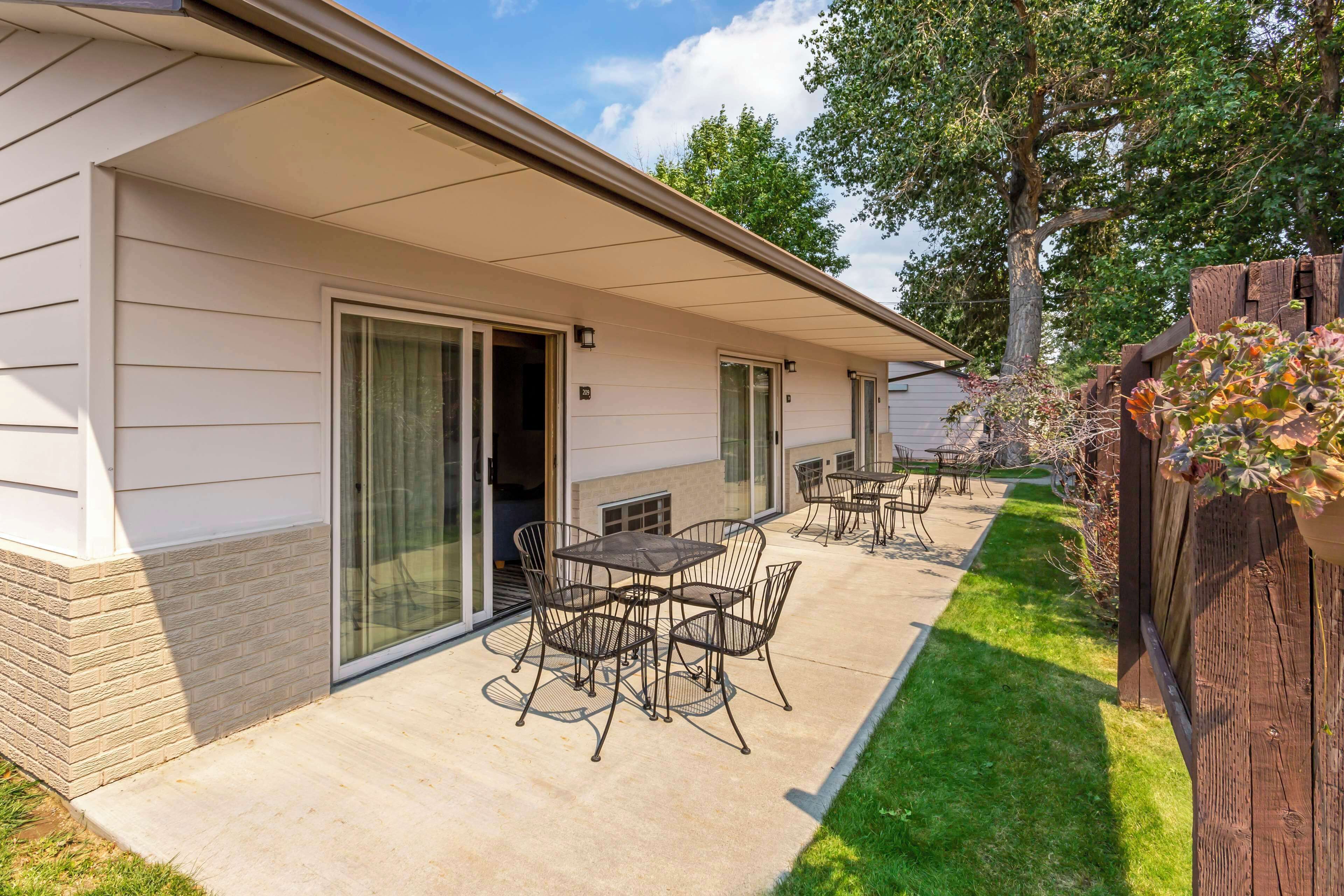 1 bedroom, desk, laptop workspace, blackout curtains