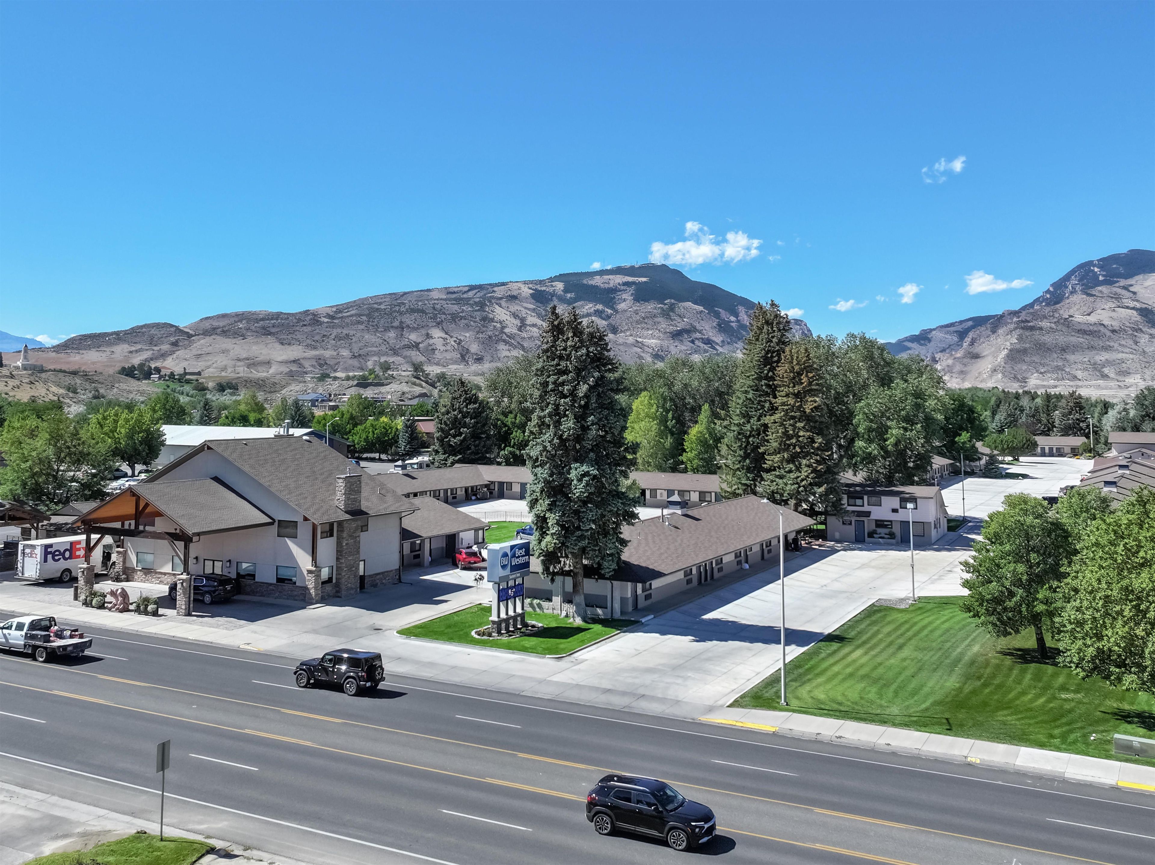 A residential area with houses, a FedEx truck, and a Best Western sign.
