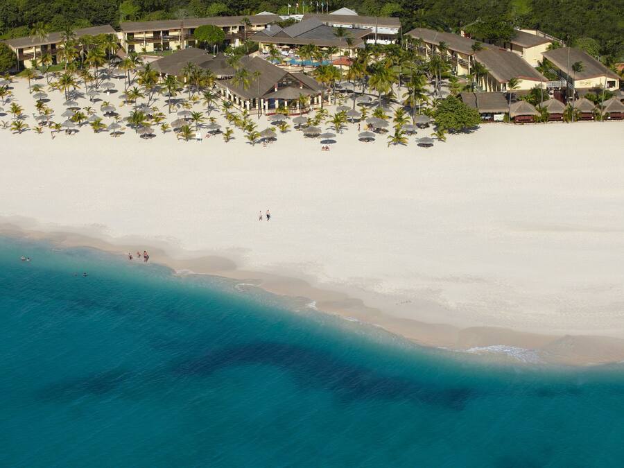 På stranden, hvit sand, strandtelt (inkludert) og solsenger