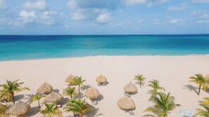 On the beach, white sand, free beach cabanas, sun loungers - Manchebo Beach Resort and Spa (Oranjestad)