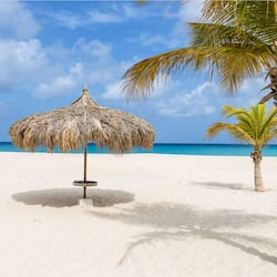 Sulla spiaggia, sabbia bianca, cabine da spiaggia gratuite