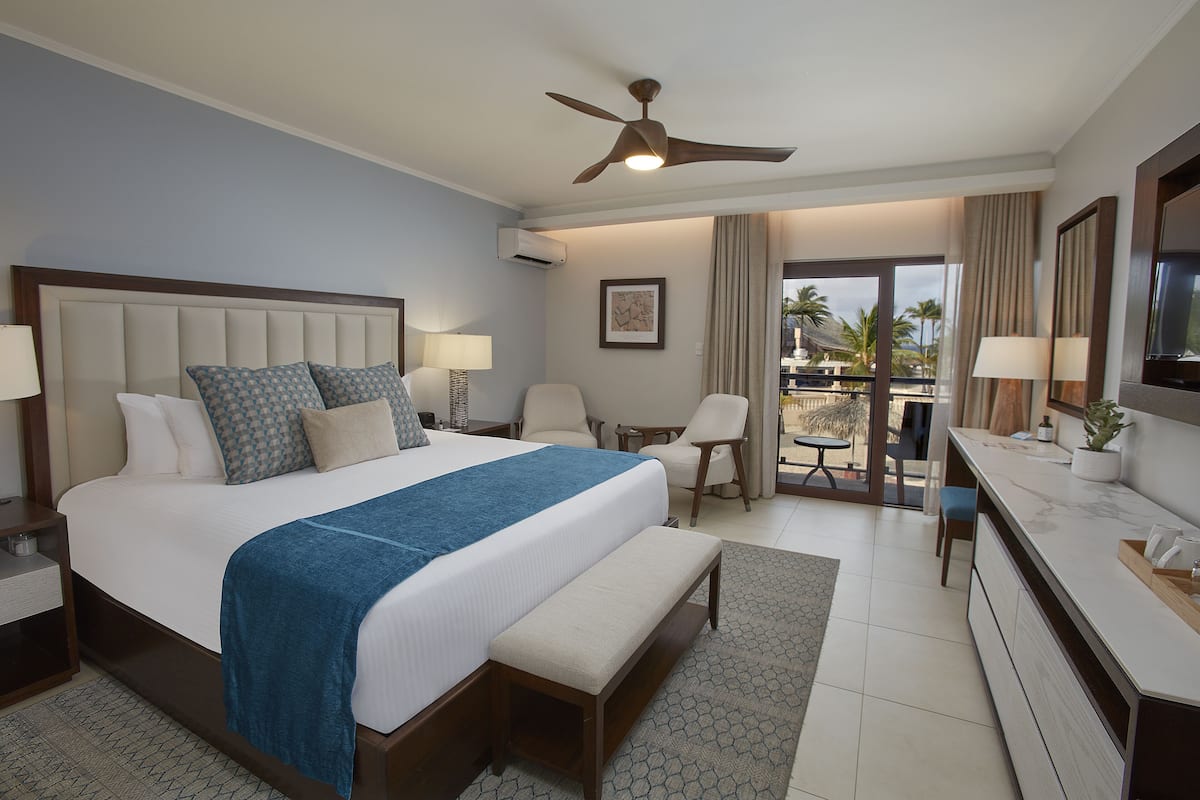 Habitación Deluxe, vista parcial al océano | Sábanas de algodón egipcio, ropa de cama de alta calidad y edredón