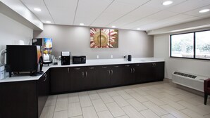 Breakfast area - Red Roof Inn PLUS+ Nashville South - Fairgrounds (Nashville)