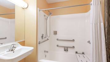 Ensemble douche/baignoire, sĂšche-cheveux, serviettes fournies