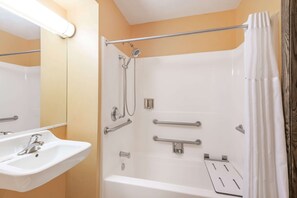 Ensemble baignoire-douche, séchoir à cheveux, serviettes fournies