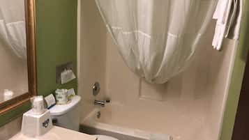 Ducha y bañera combinadas, secador de pelo y toallas