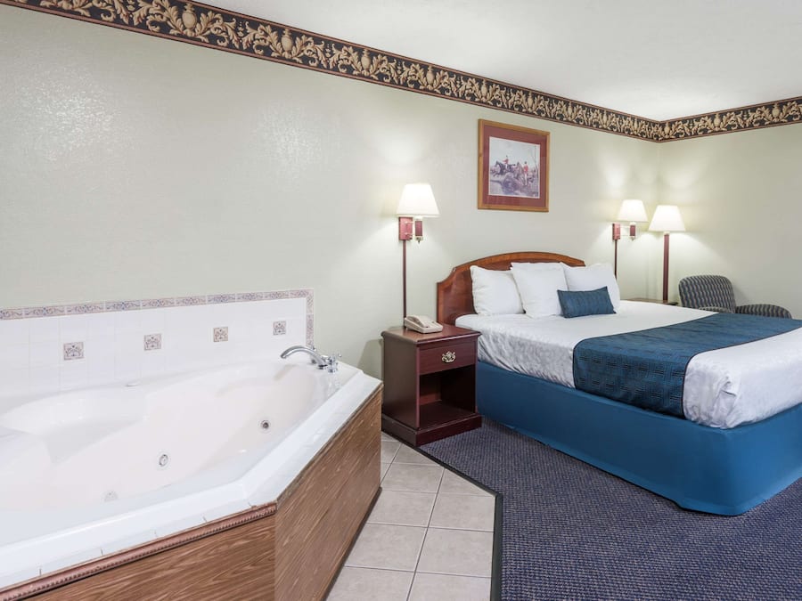 Deluxe Studio Suite, 1 King Bed, Non Smoking