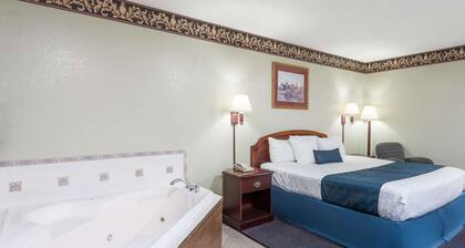 Days Inn & Suites by Wyndham Youngstown / Girard Ohio