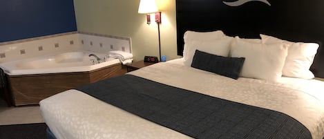 1 Schlafzimmer, hochwertige Bettwaren, Schreibtisch