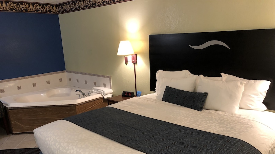 Days Inn & Suites by Wyndham Youngstown / Girard Ohio