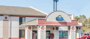 Days Inn & Suites by Wyndham Youngstown / Girard Ohio