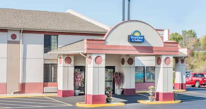Days Inn & Suites by Wyndham Youngstown / Girard Ohio