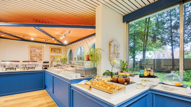 Un buffet de petit-déjeuner proposant une variété d’aliments et un coin café.