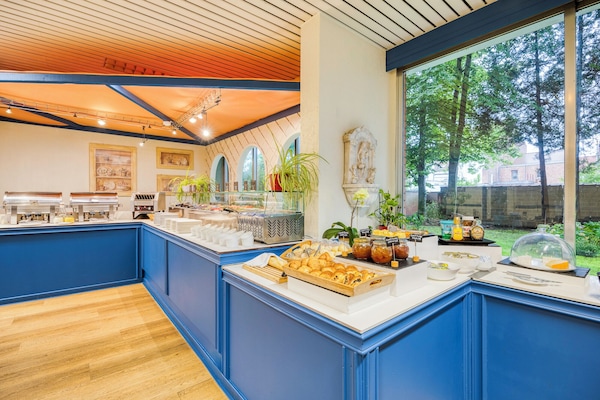 Morgunverðarhlaðborð daglega (19 EUR á mann)